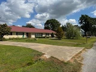 1305 SE 15th St, Wagoner, OK 74467 - view of community featuring a yard
