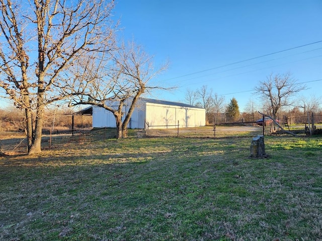 view of yard with an outbuilding