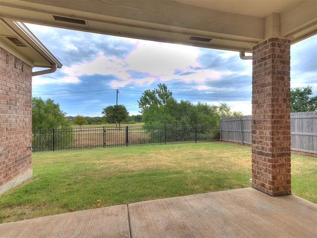 view of yard featuring a patio area