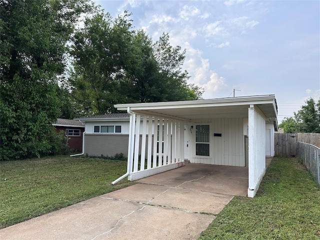 view of front facade featuring a front lawn and a carport