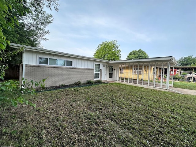 ranch-style home with a front yard