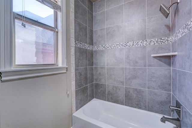 bathroom with tiled shower / bath combo