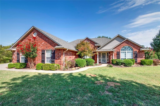 view of front property featuring a front yard