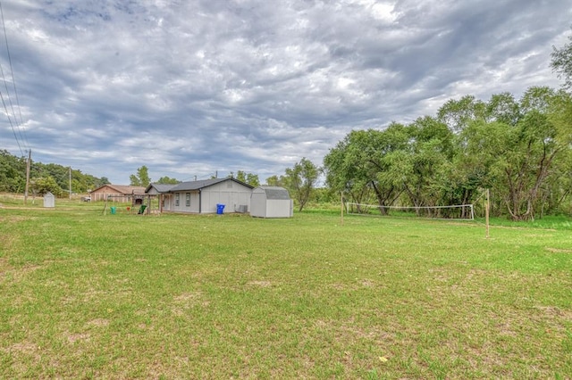 view of yard featuring a storage shed