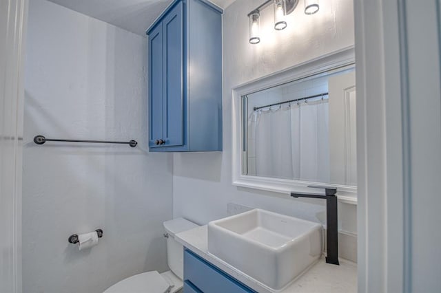 bathroom with vanity, a shower with shower curtain, and toilet