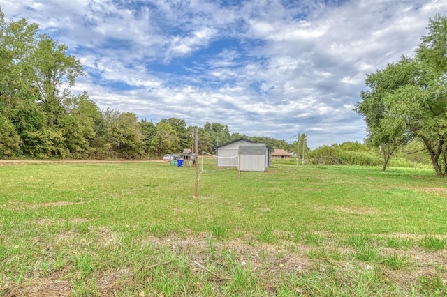 view of yard with an outbuilding