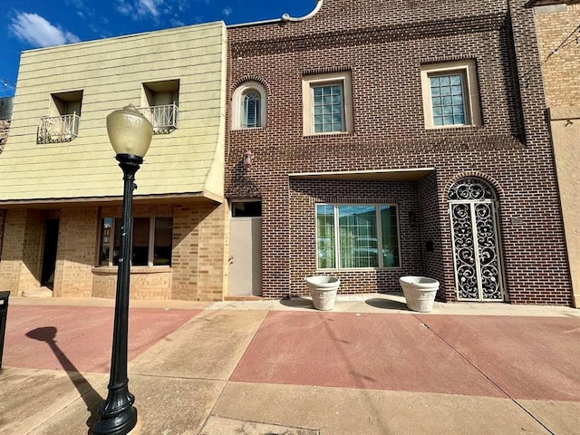 view of front of home featuring a balcony