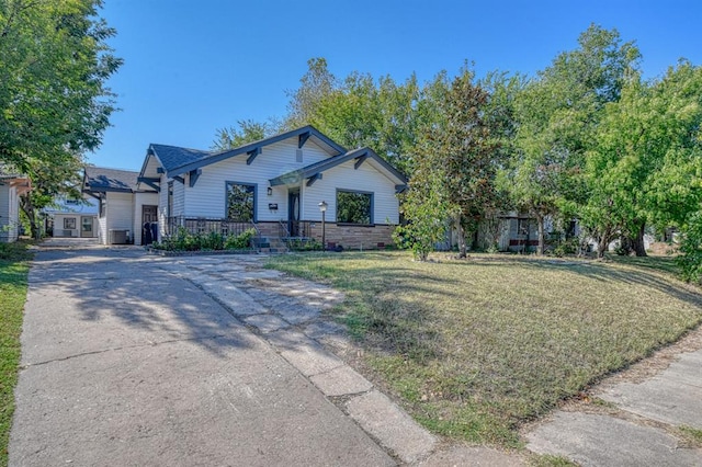 view of front of property featuring a front yard