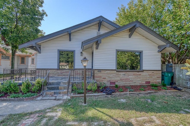 view of front of house featuring a front lawn