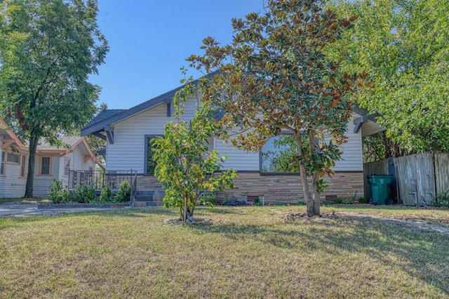 view of front facade with a front yard