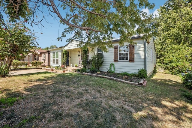 single story home with a front yard