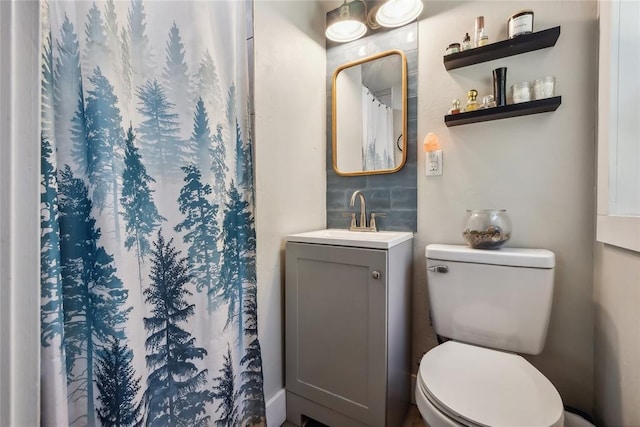 bathroom with a shower with curtain, vanity, and toilet