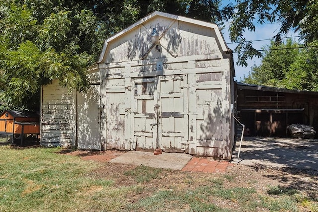 view of outdoor structure with a yard