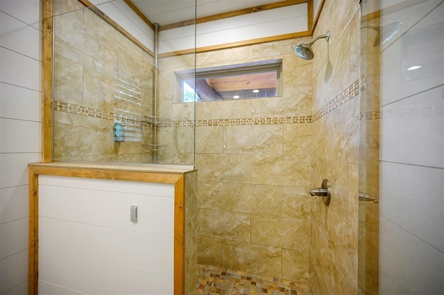 bathroom featuring a tile shower