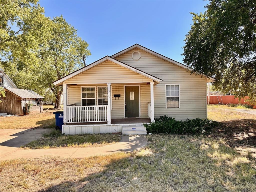 view of front of property featuring a porch