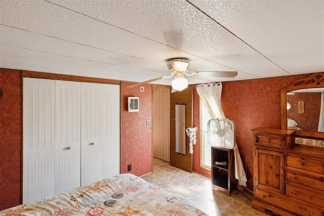 bedroom featuring a textured ceiling and ceiling fan