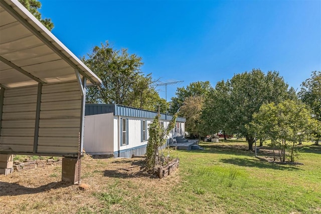 view of yard with an outdoor structure