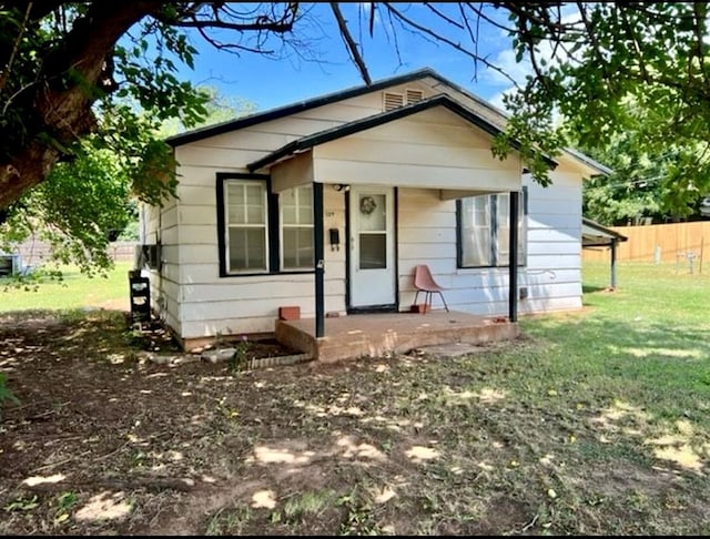 bungalow featuring a front lawn