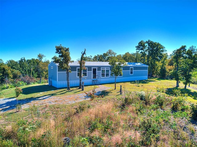 view of front facade featuring a front lawn