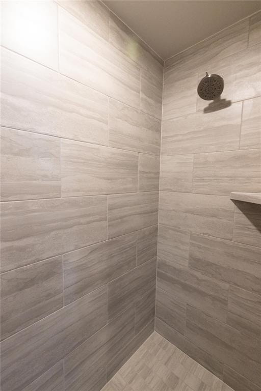 bathroom featuring a tile shower
