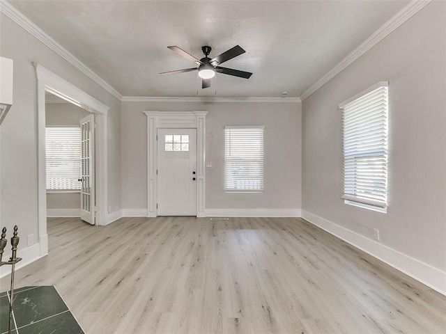 foyer entrance with ceiling fan, crown molding, and light hardwood / wood-style floors