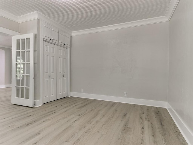 unfurnished room featuring light hardwood / wood-style floors and ornamental molding