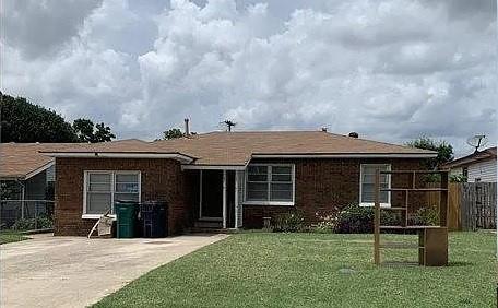 view of front facade with a front yard