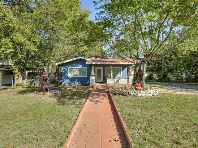 view of front facade featuring a front yard