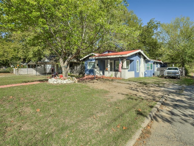 single story home featuring a porch and a front yard