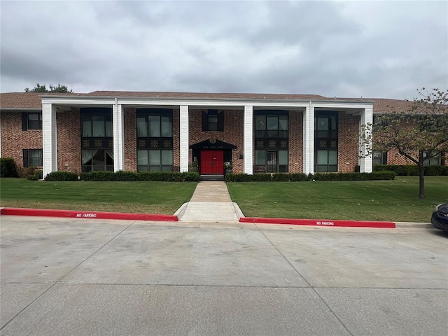 view of front of home with a front lawn