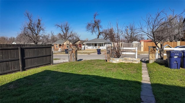 view of yard featuring a shed