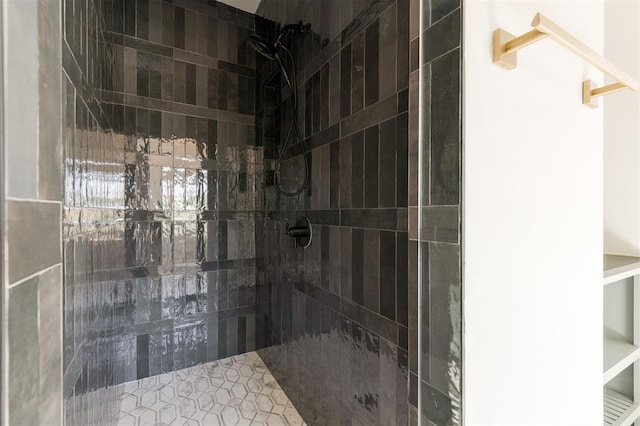 bathroom featuring tiled shower