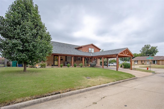 view of front of house featuring a front lawn