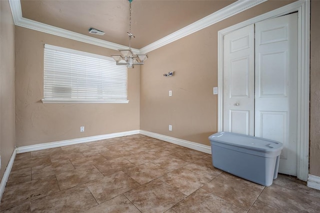 empty room featuring crown molding and an inviting chandelier