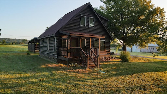 view of front of property featuring a front yard