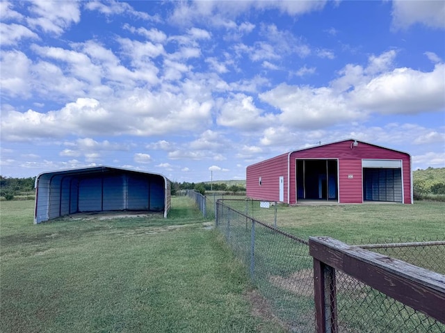 view of yard with an outbuilding