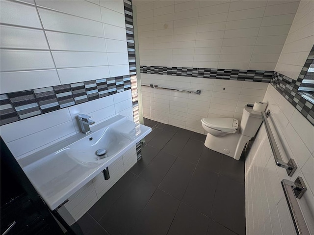1345 State Highway 1, Hartshorne, OK 74547 - half bath featuring pet washing station, toilet, tile walls, tile patterned flooring, and decorative backsplash