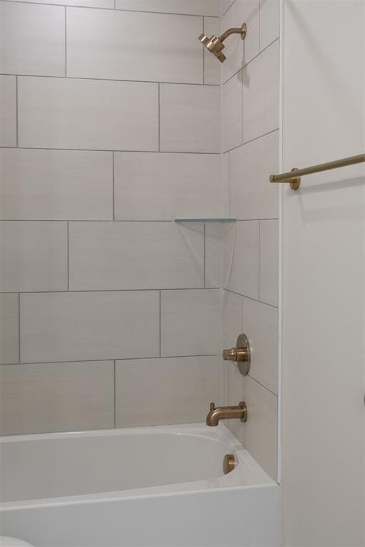 bathroom featuring tiled shower / bath combo