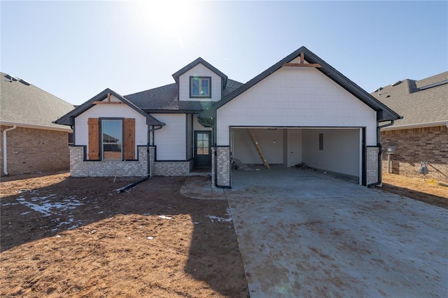 view of front of property featuring a garage