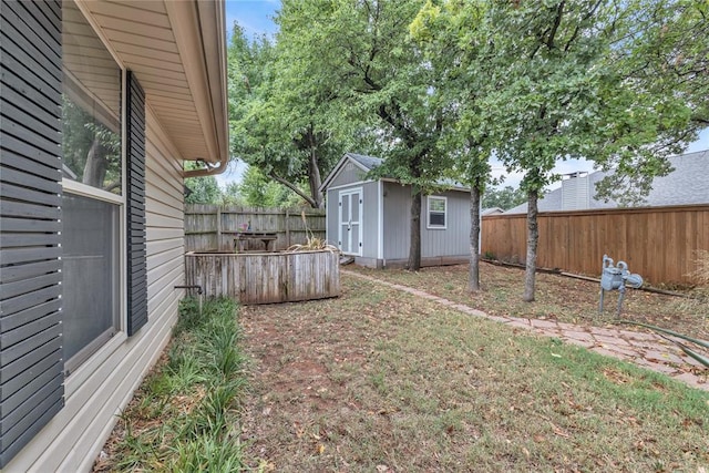 view of yard featuring a storage shed