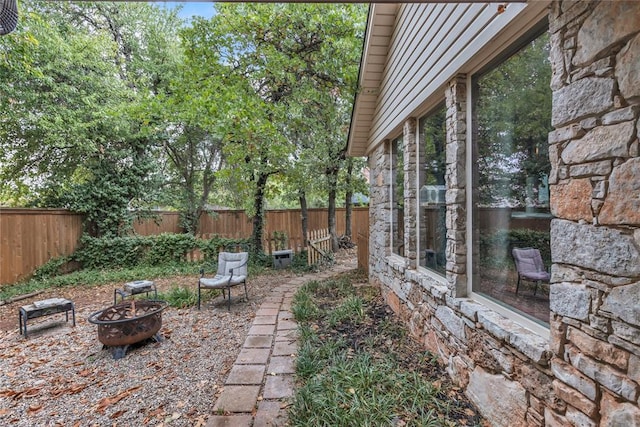 view of yard featuring a fire pit