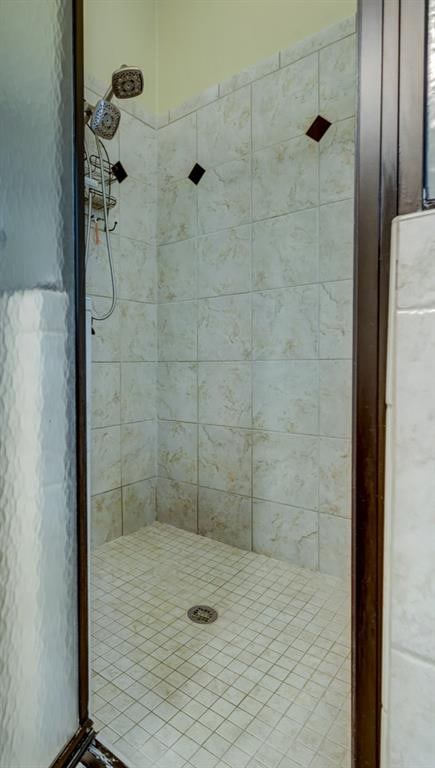 bathroom featuring tiled shower