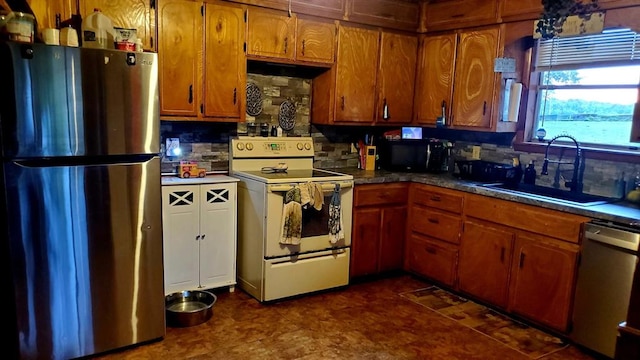 kitchen featuring decorative backsplash, sink, and stainless steel appliances