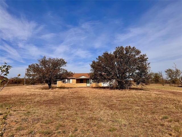 view of yard featuring a rural view