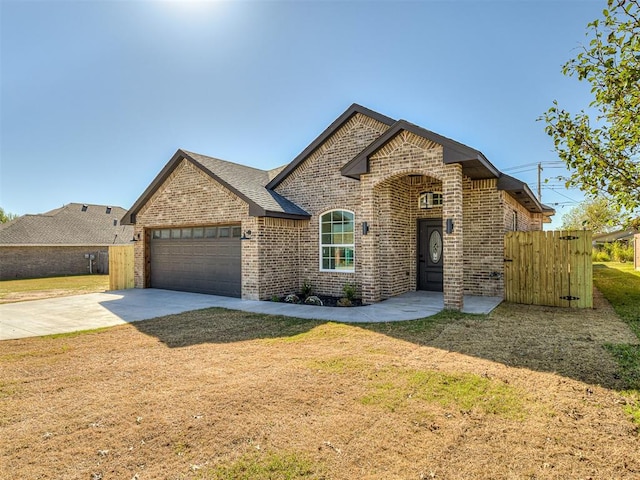 view of front of house featuring a garage and a front yard