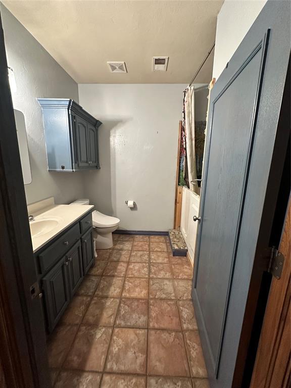 bathroom with a shower with curtain, vanity, and toilet