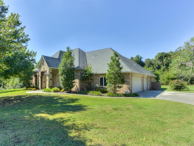 view of front facade featuring a front yard and a garage