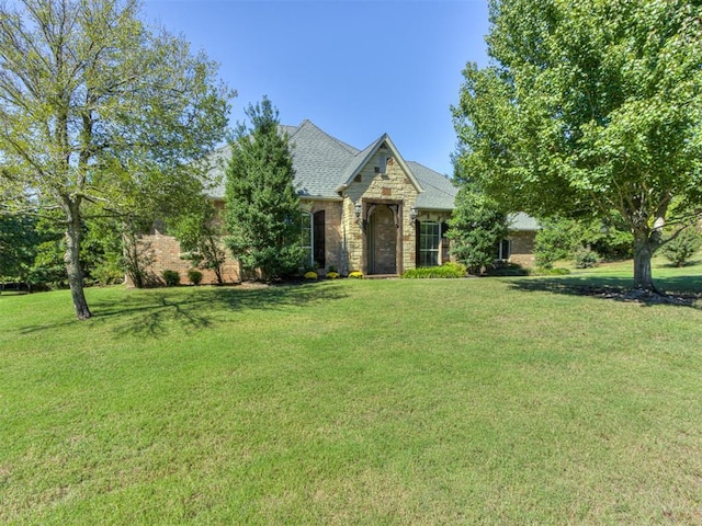 view of front of property featuring a front lawn