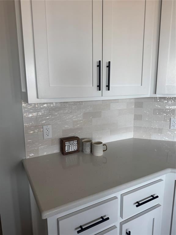 details featuring tasteful backsplash