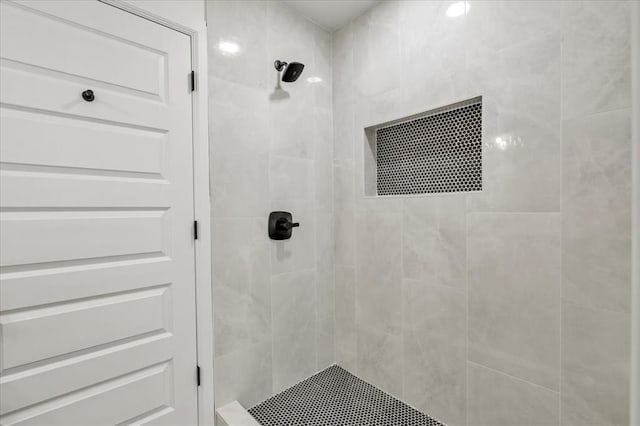 bathroom featuring a tile shower